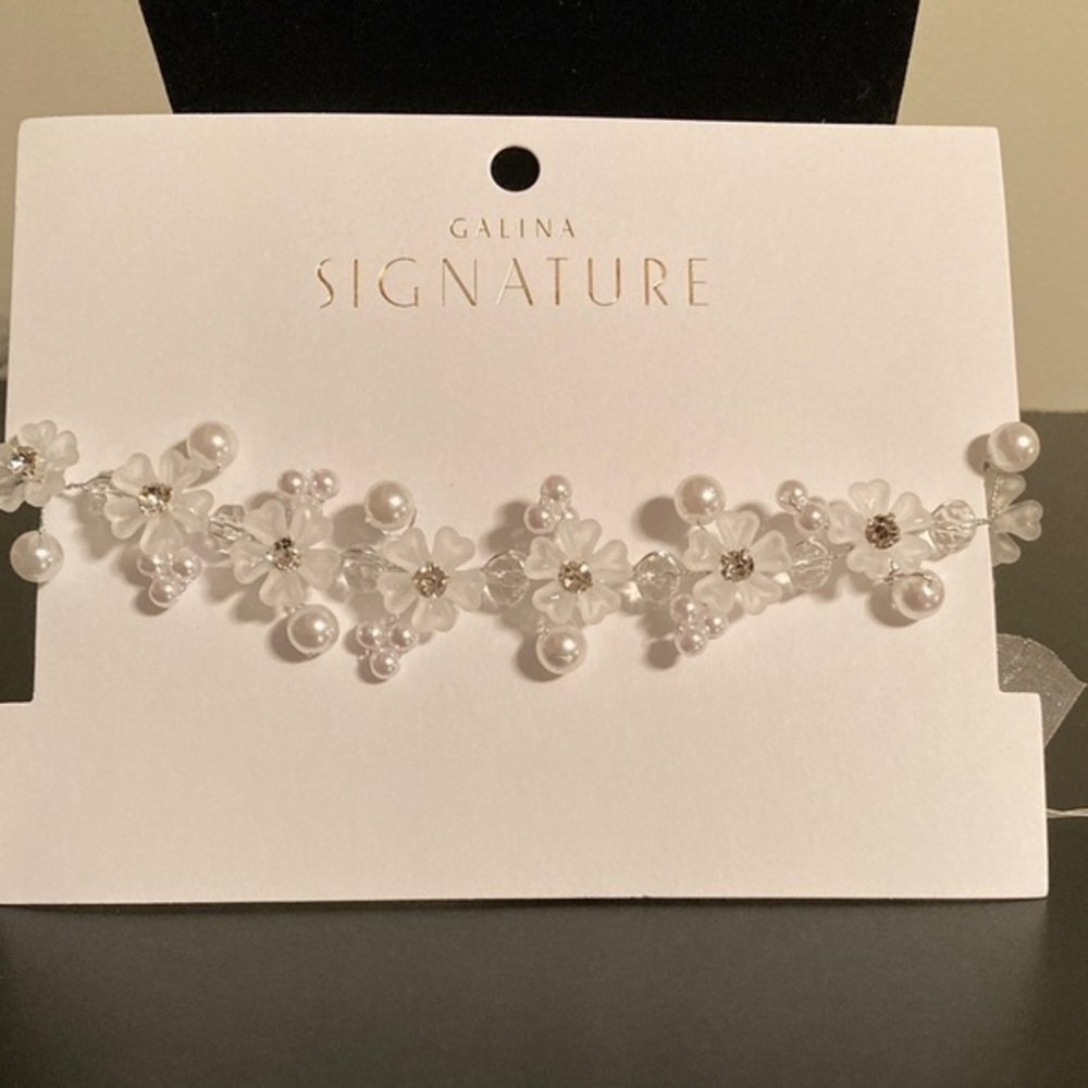 Signature Pearl and White Floral Hair Accessory